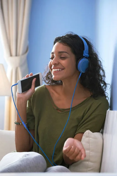 Szczęśliwy Piękna Młoda Kobieta Słuchanie Muzyki Jej Smartphone Słuchawki — Zdjęcie stockowe