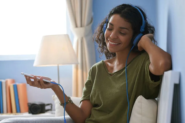 Joyeux Belle Jeune Femme Écoutant Musique Sur Son Smartphone Écouteurs — Photo