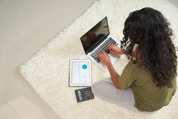 Frau Sitzt Auf Dem Boden Zimmer Und Arbeitet Laptop Teppich — Stockfoto