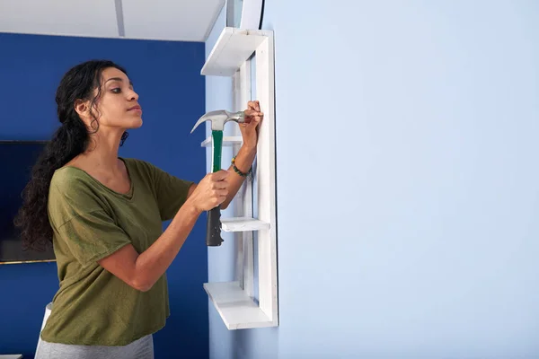 Mooie Jonge Vrouw Remodelleren Kamer — Stockfoto