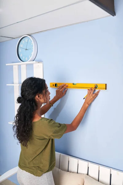 Mujer Joven Usando Nivel Construcción Para Medir Pared — Foto de Stock