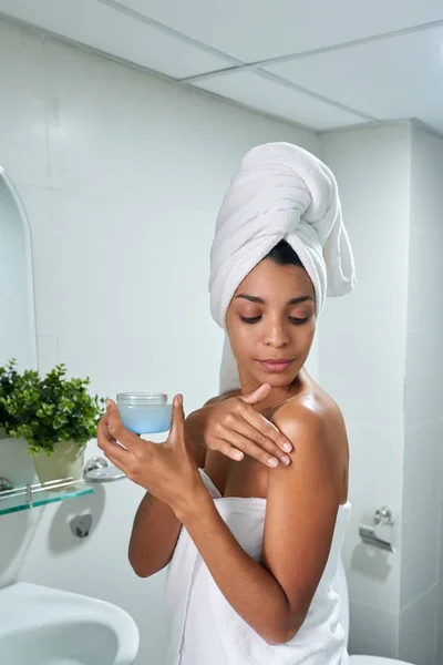 迷人的拉丁妇女在沐浴后应用保湿体化妆水 — 图库照片