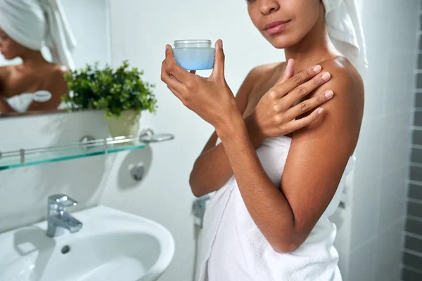 Imagen Recortada Mujer Aplicando Mantequilla Corporal Baño — Foto de Stock