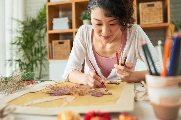 Asiático Diseñador Mujer Sentado Madera Mesa Hacer Herbario Decoración Arte — Foto de Stock