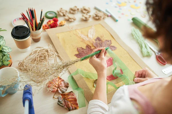 Onherkenbaar Ontwerper Vrouw Zit Houten Tafel Herbarium Decor Kunst Foto — Stockfoto