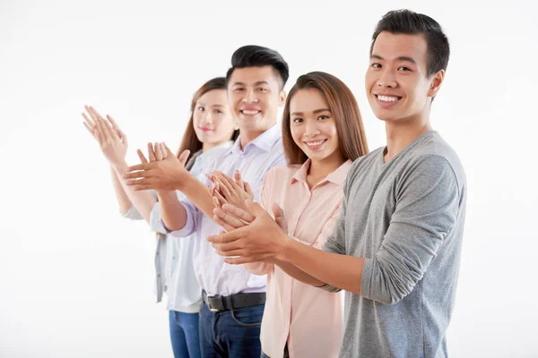 Alegre Sonrisa Vietnamita Jóvenes Aplaudiendo Juntos Mirando Cámara —  Fotos de Stock