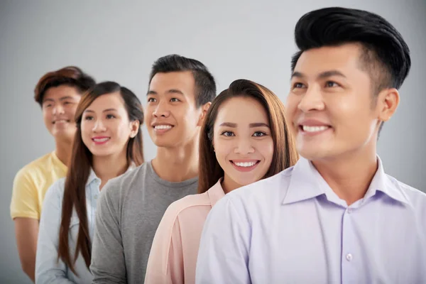 Sorridente Asiatica Persone Posa Studio — Foto Stock