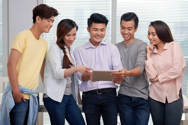 Young Asian Business People Browsing Digital Tablet — Stock Photo, Image