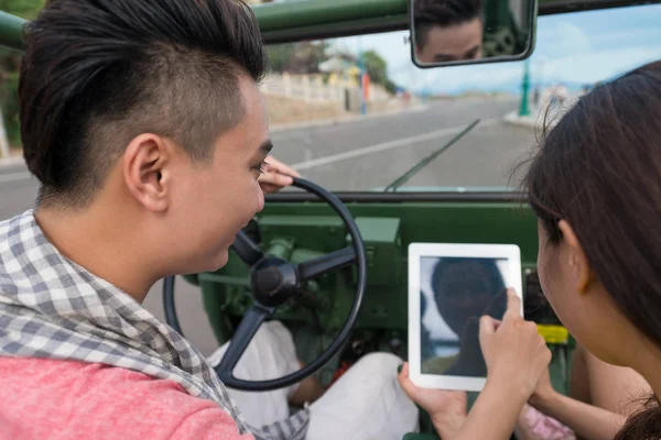 Jeune Couple Naviguant Tablette Numérique Voiture Conduite — Photo