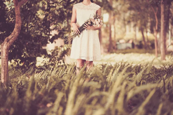 Cropped Image Woman Dress Standing Meadow Flowers Bouquet — Stock Photo, Image
