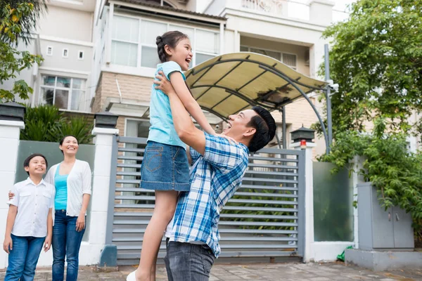 Padre Hija Son Felices Juntos Comprando Una Casa Hombre Llevando —  Fotos de Stock