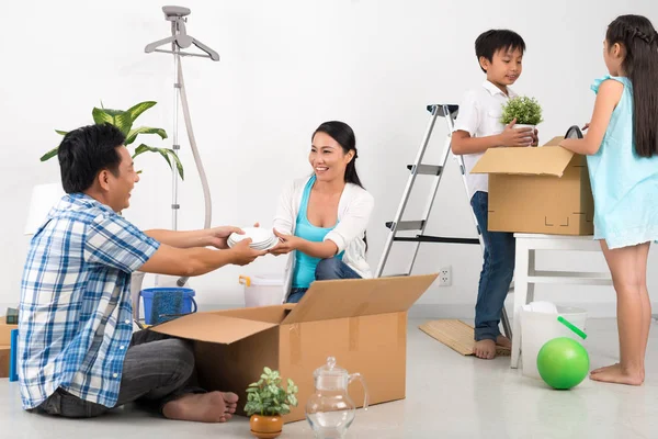 Les Parents Les Enfants Déballer Les Boîtes Dans Nouvel Appartement — Photo