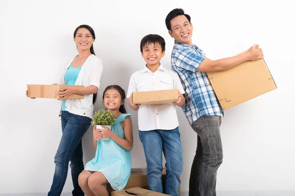 Porträt Einer Asiatischen Familie Die Mit Schachteln Steht Und Die — Stockfoto