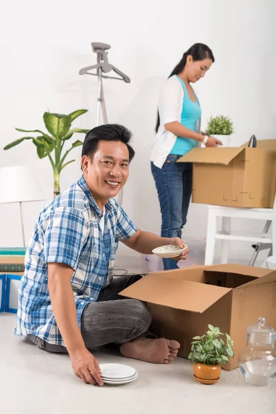 Lächelnd Asiatisch Mann Auspacken Boxes Mit Ehefrau Neu Flat Zimmer — Stockfoto