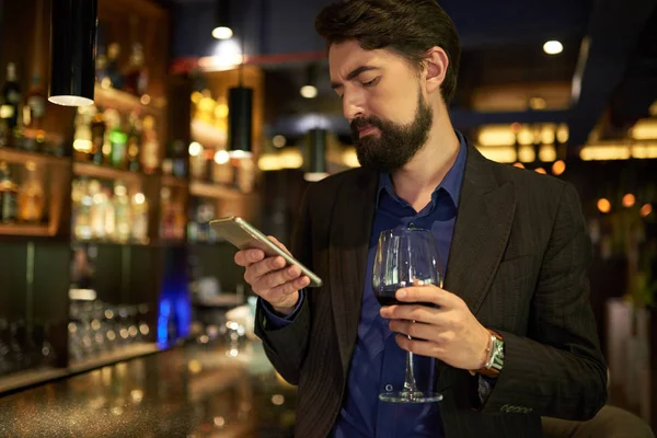 Homme Malheureux Avec Verre Vin Rouge Messages Lecture Téléphone — Photo