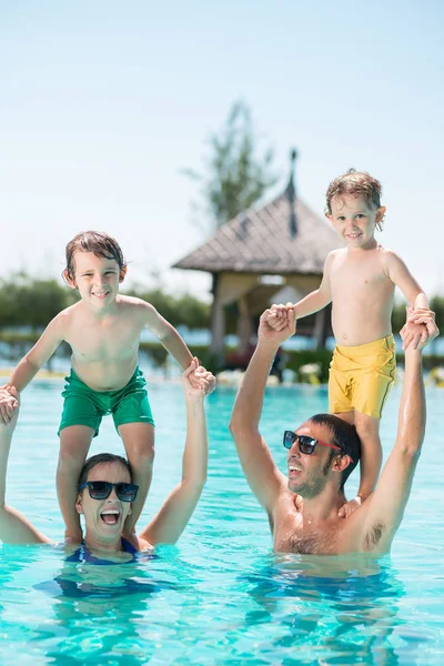 Šťastní Rodiče Hrát Dětmi Bazénu — Stock fotografie