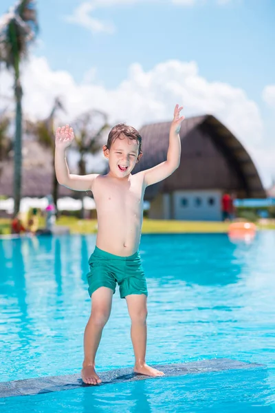 Vrolijke Jongen Dansen Buurt Van Zwembad Buiten — Stockfoto