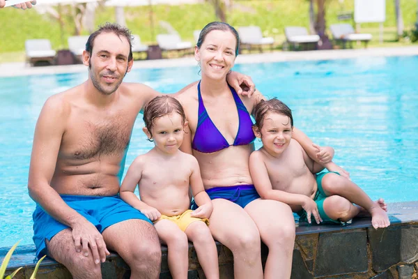 Família Feliz Quatro Pessoas Sentadas Piscina Olhando Para Câmera — Fotografia de Stock