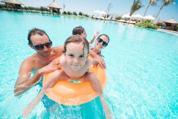 魚目ホテルのプールで遊んでうれしそうな家族 — ストック写真