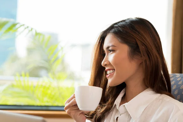 Leende Asiatisk Kvinna Tittar Panoramafönster Och Njuta Doftande Kaffe — Stockfoto