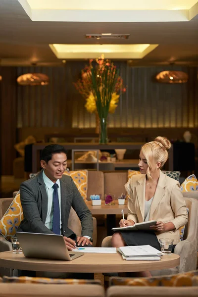 Geschäftsleute Diskutieren Finanzbericht Bei Treffen Café Tisch Mit Laptop Hotellobby — Stockfoto