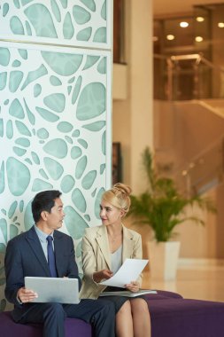 Finansal tablolar ve grafikler toplantısında analiz iş arkadaşları