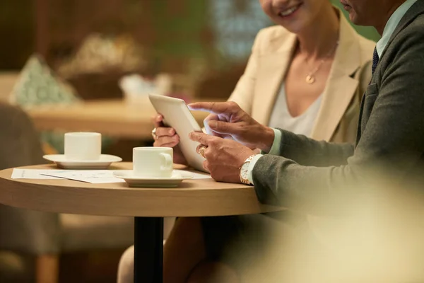 Abgeschnittenes Bild Von Geschäftspartnern Bei Der Analyse Von Informationen Auf — Stockfoto