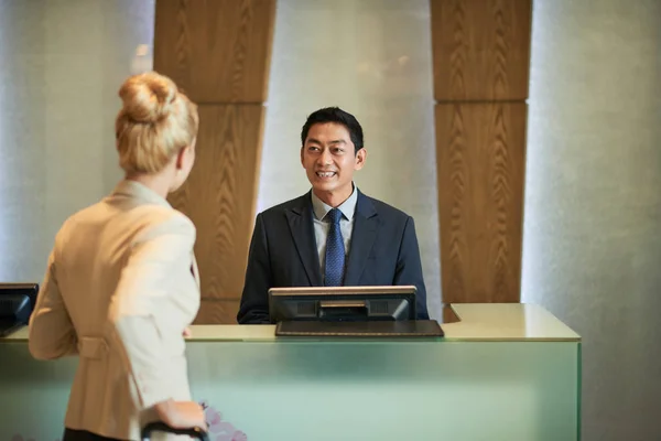 Bionda Business Signora Parlando Con Asiatico Receptionist Hotel — Foto Stock