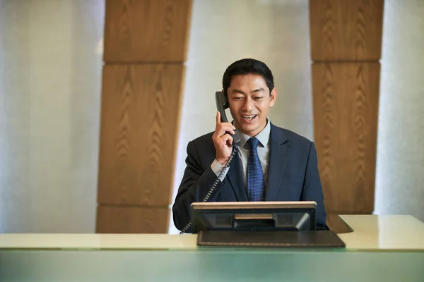 Retrato Recepcionista Vietnamita Sorrindo Chamando Pelo Telefone Hotel — Fotografia de Stock