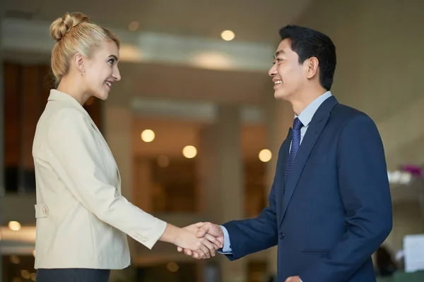 Fröhliche Multiethnische Geschäftsleute Beim Händeschütteln Bei Einem Treffen — Stockfoto