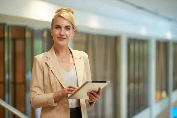 Retrato Señora Rubia Sonriente Negocios Con Tableta Las Manos Mirando — Foto de Stock