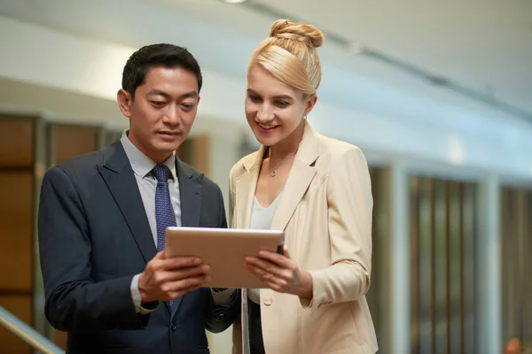 Geschäftsleute Lesen Informationen Auf Dem Bildschirm Des Digitalen Tablets — Stockfoto