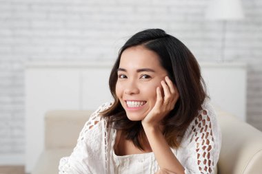 Güzel mutlu genç Vietnamca kameraya bakıyor