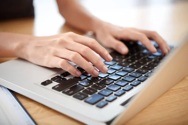 Les Mains Femme Travaillant Sur Ordinateur Portable Sur Table Gros — Photo