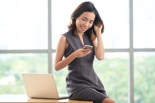 Young Business Woman Executive Checking Messages Phone — Stock Photo, Image