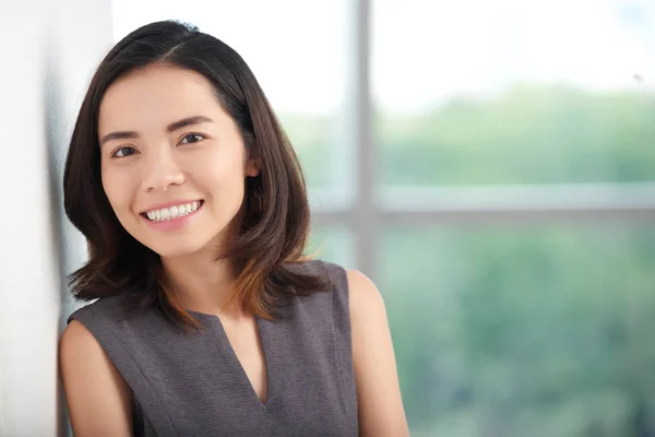 Portret Van Aantrekkelijke Vietnamese Jonge Bedrijf Dame — Stockfoto