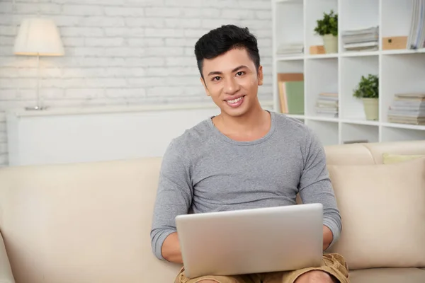 Bello Giovane Uomo Affari Che Lavora Laptop — Foto Stock