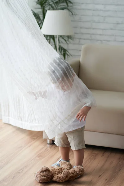 Niño Jugando Con Cortina Sala Estar — Foto de Stock