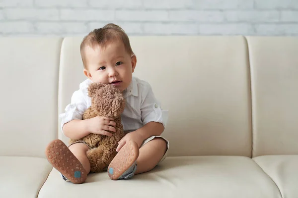 Bebé Mixto Con Osito Peluche Sentado Sofá —  Fotos de Stock