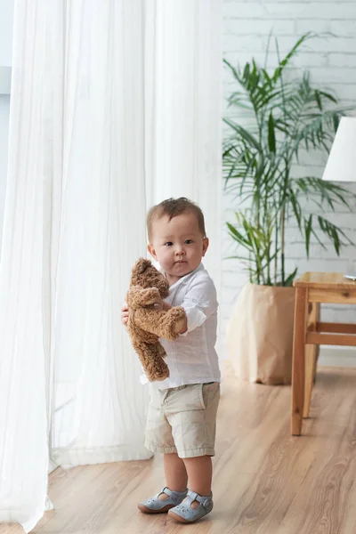 Retrato Del Bebé Mestizo Sosteniendo Osito Peluche Piso — Foto de Stock