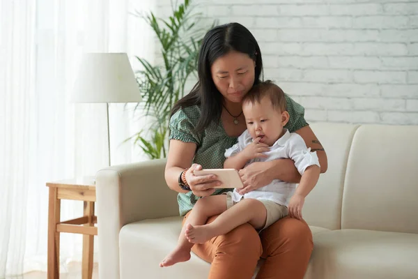 Mutter Zeigt Ihren Kleinen Jungen Auf Smartphone Bildschirm — Stockfoto