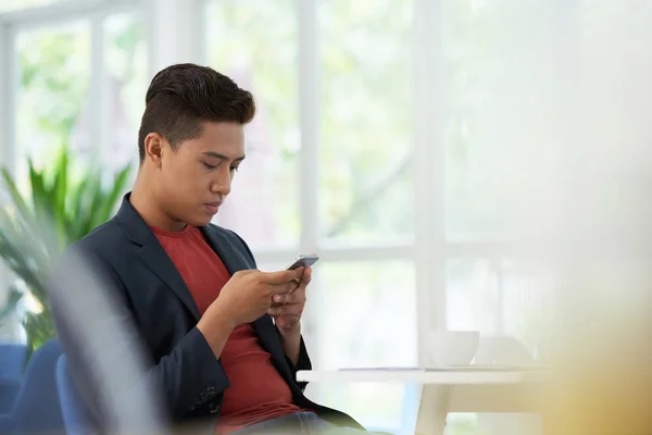 Confiante Asiático Homem Navegando Smartphone Moderno — Fotografia de Stock