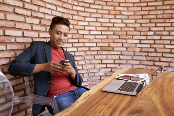 Pria Asia Tampan Tersenyum Duduk Meja Kayu Dengan Laptop Dan — Stok Foto