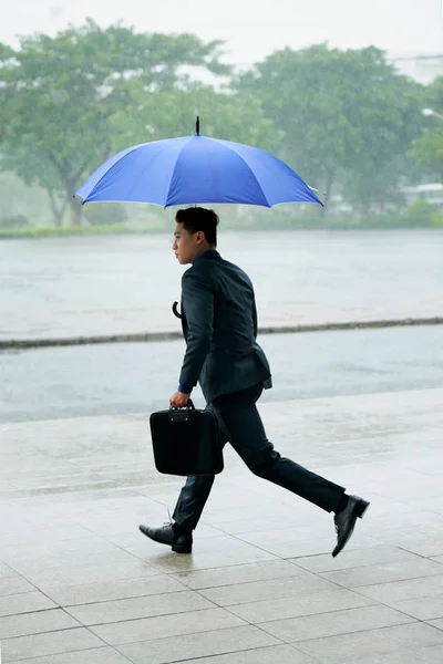 Азиатский Бизнесмен Голубым Зонтиком Улице Дождливую Погоду Мужчина Бежит Улице — стоковое фото
