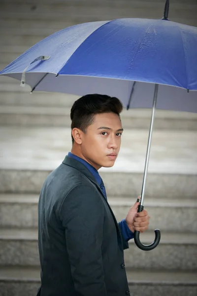 Азиатский Бизнесмен Голубым Зонтиком Открытом Воздухе Дождливую Погоду — стоковое фото