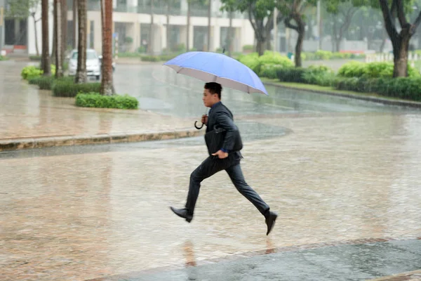 Ασιατικές Επιχειρηματίας Μπλε Ομπρέλα Εξωτερικούς Χώρους Βροχερή Ημέρα Καιρός Άνθρωπος — Φωτογραφία Αρχείου
