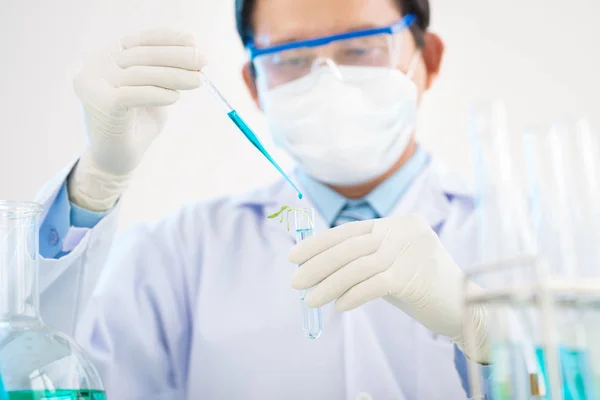 Scientist Man Wearing White Coat Safety Goggles Carrying Out Experiment — Stock Photo, Image