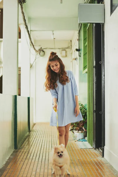 Chica Joven Feliz Caminando Con Perrito Pasillo Casa —  Fotos de Stock