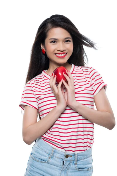 幸せなアジア女赤いリンゴを押しながらスタジオでポーズをとる — ストック写真