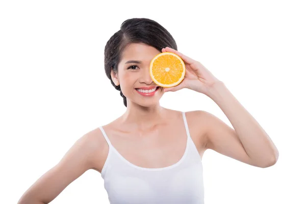 愉快的亚洲妇女与新鲜切开的半橙色果子 覆盖的眼睛 — 图库照片